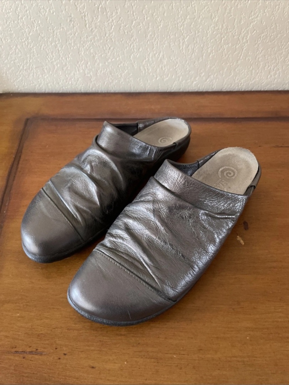 Naot Paretao Mules Crinkle Pewter Steel Leather Sz 40 (US Sz 9/9.5) Slip On